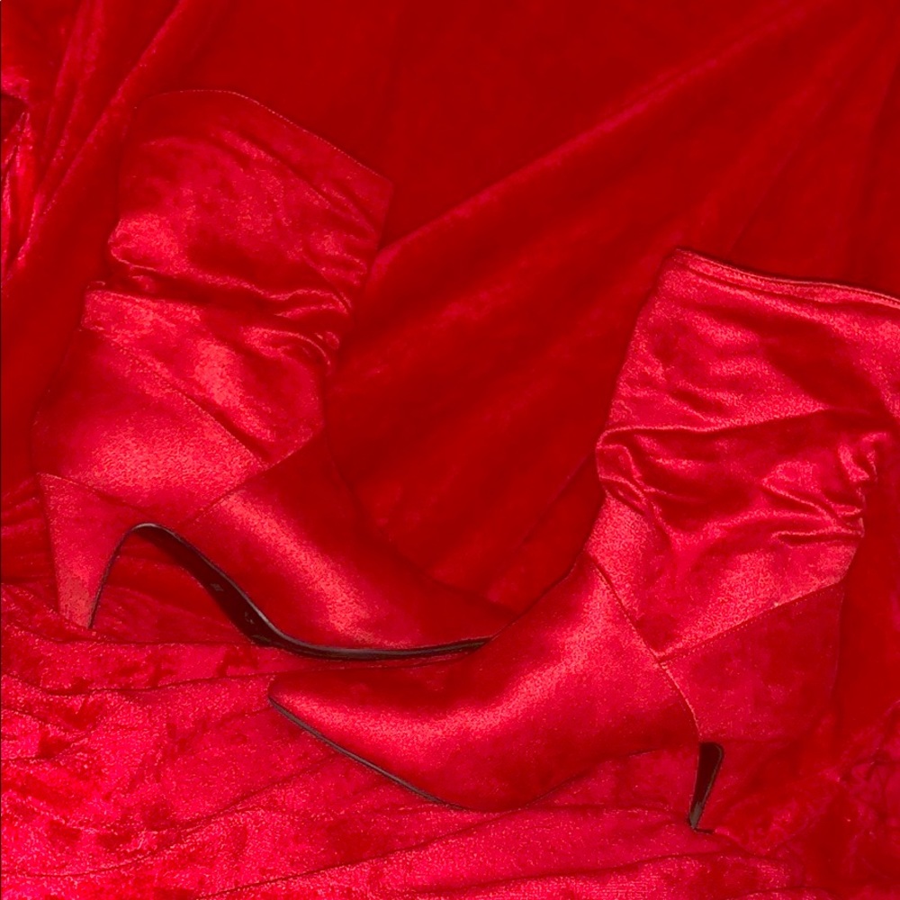 Rouge Helium Ankle Boots